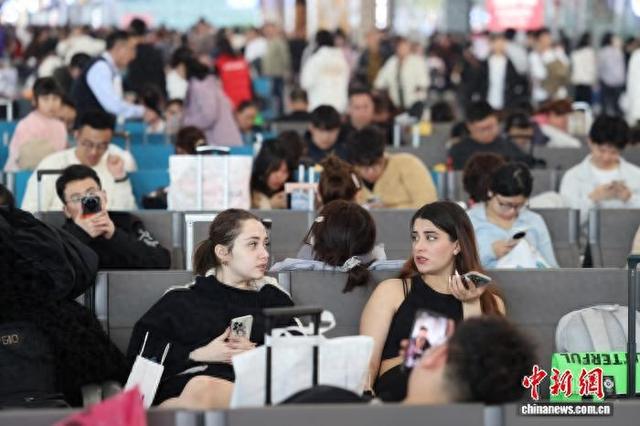 2月22日，中国农历正月初六，四川成都火车东站候车的旅客。春节长假即将结束，各地铁路迎来返程客流高峰。中新社记者 张浪 摄