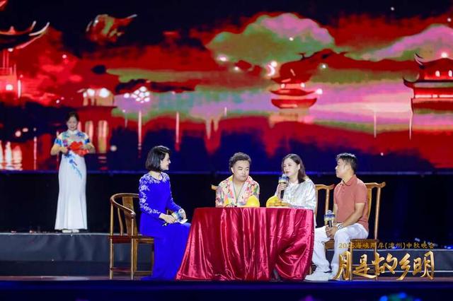在漳台湾青年蔡鹤立（右三）、杨荫宽（右二）、汤有道（右一）分享。主办方供图