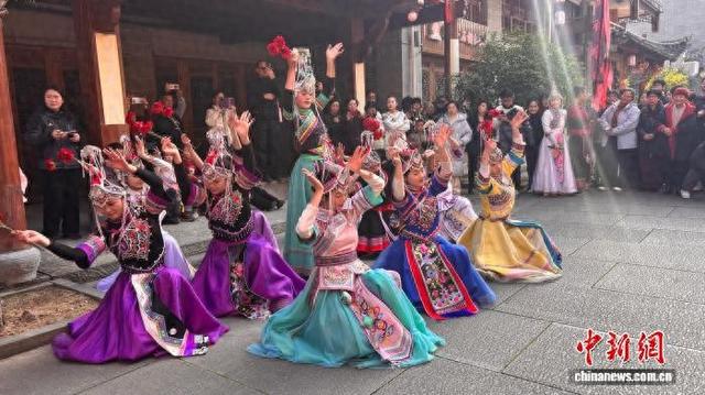 畲族歌舞表演吸引市民游客驻足观看。叶孟婷 摄