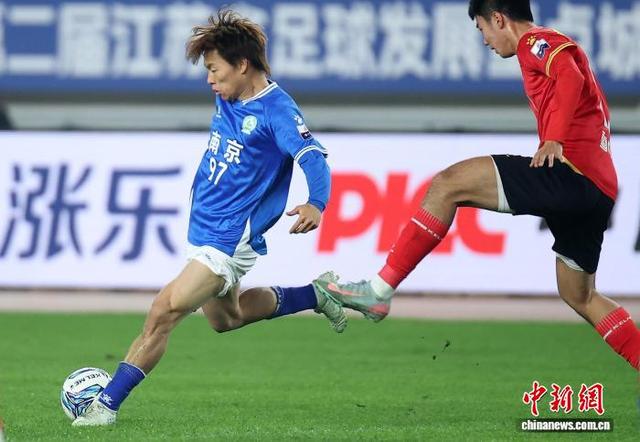 图为南京队球员(蓝)与苏州队球员(红)在比赛中拼抢。中新社记者 泱波 摄