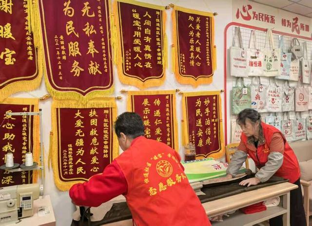 老党员志愿者在“暖宝”幸福驿站公益劳动。中青报·中青网记者 王海涵/摄