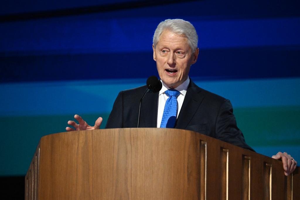 2024年8月21日，在美国芝加哥，美国前总统克林顿在民主党全国代表大会上发言。新华社记者李睿摄