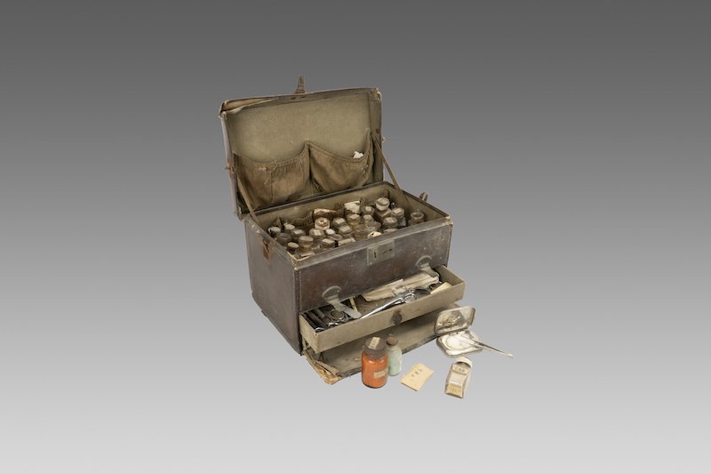 “疔疮大王”顾筱岩出诊时使用的皮质药箱 上海市长宁区 天山中医医院藏