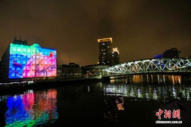 3日晚间，苏州河畔上演了“其命惟新——广东美术百年大展”光影秀。(静安区新闻办供图)