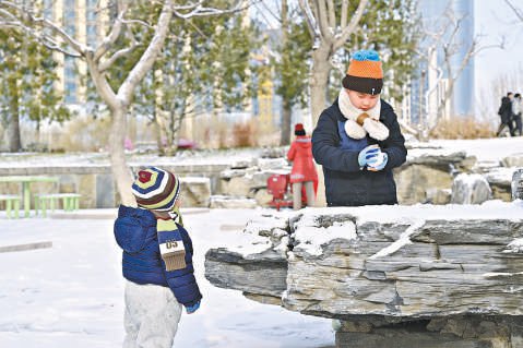 　　西海子公园南区拆除围栏，市民逛公园更加便利。 唐建摄