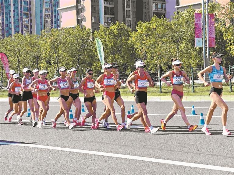 比赛中的第一集团。本报记者 王宥力 摄