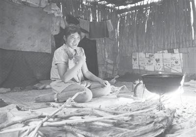 搬迁前，达里雅布依村村民古丽巴哈尔·阿不都拉在家中做饭。新华社记者胡虎虎摄