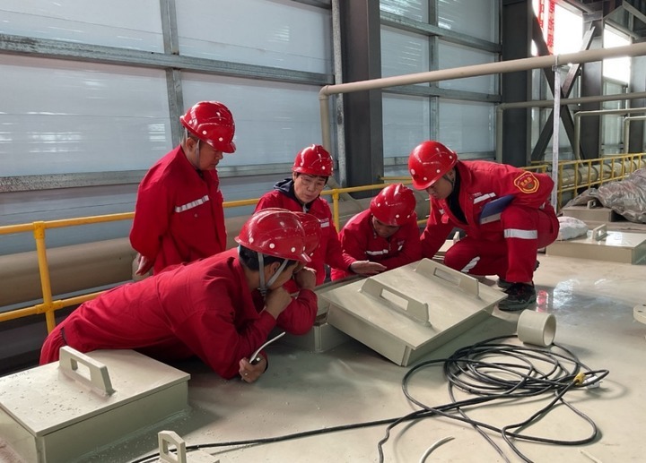 中国科学院青海盐湖研究所科研人员对萃取车间技术员进行现场工艺培训。（中国科学院青海盐湖研究所供图）