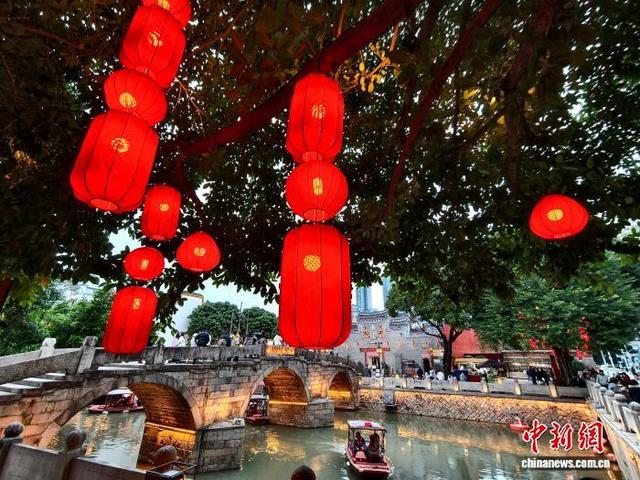 2月1日，随着春节临近，福州上下杭历史文化街区张灯结彩，一派喜气洋洋的景象。中新社记者 张斌 摄