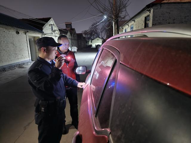 周宪波与社区工作人员检查车辆是否上锁。新华社记者王阳 摄