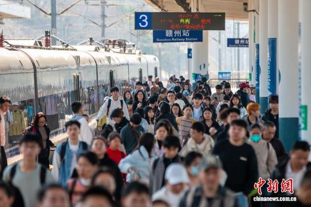 图为江西赣州站，春运期间，旅客从站台上走过。(资料图)邹阳 摄