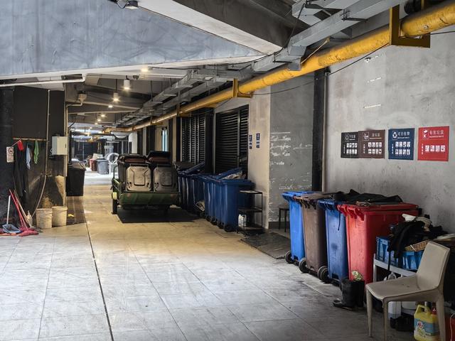 图为天安千树商场的垃圾房，图上贴墙摆放的是240升的标准垃圾桶。