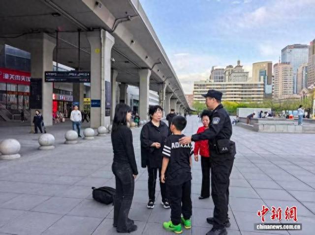 5月3日，沈阳巡特警成功救助走失孩童，并紧急护送其家属就医。(沈阳市公安局沈河分局供图)