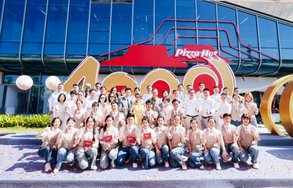 全国的优秀员工代表与管理层合影留念