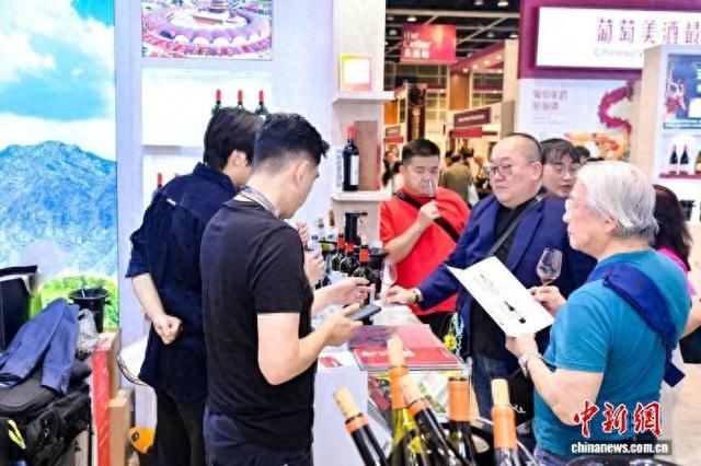 香港市民了解品鉴宁夏葡萄酒。 宁夏贺兰山东麓葡萄酒产业园区管委会供图