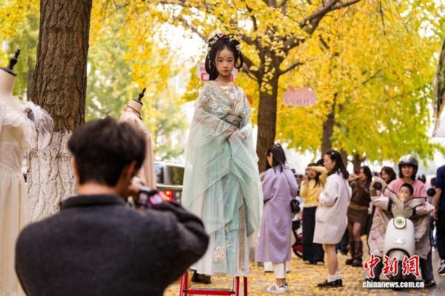 图为11月16日，游客在荆州古城人民路打卡拍照。吴淘淘 摄