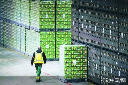 荷兰祖特沃德，一名员工在喜力啤酒厂包装线的展示板条箱间行走。