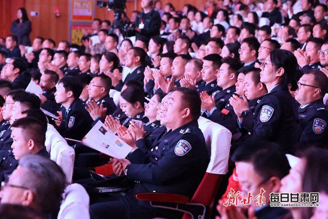 观众热烈鼓掌。