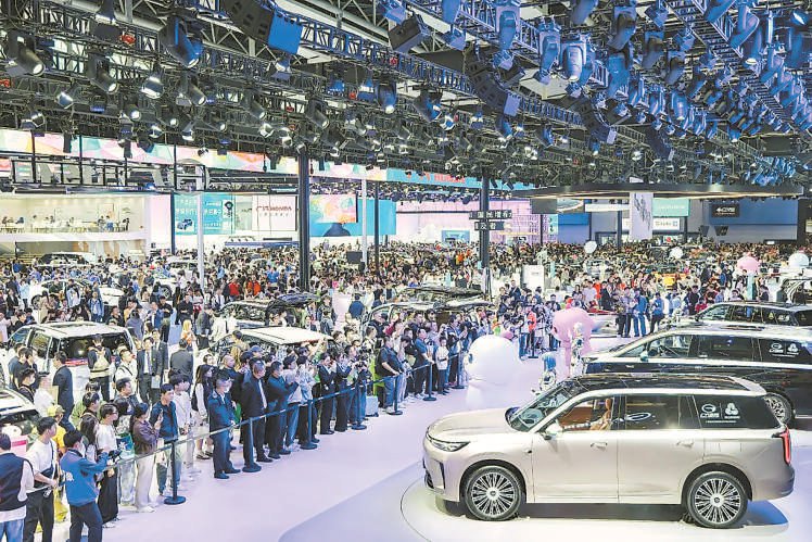 新能源展车吸引众多参观者。广汽集团供图