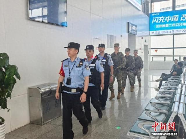图为清明假期期间，民警与武警在车站巡逻。王昌昱 摄