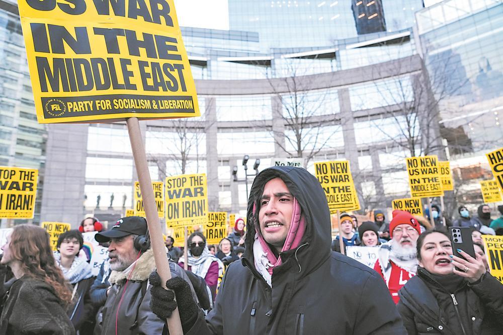3月2日，人们在美国纽约参加集会，抗议美国对伊朗发动军事打击。