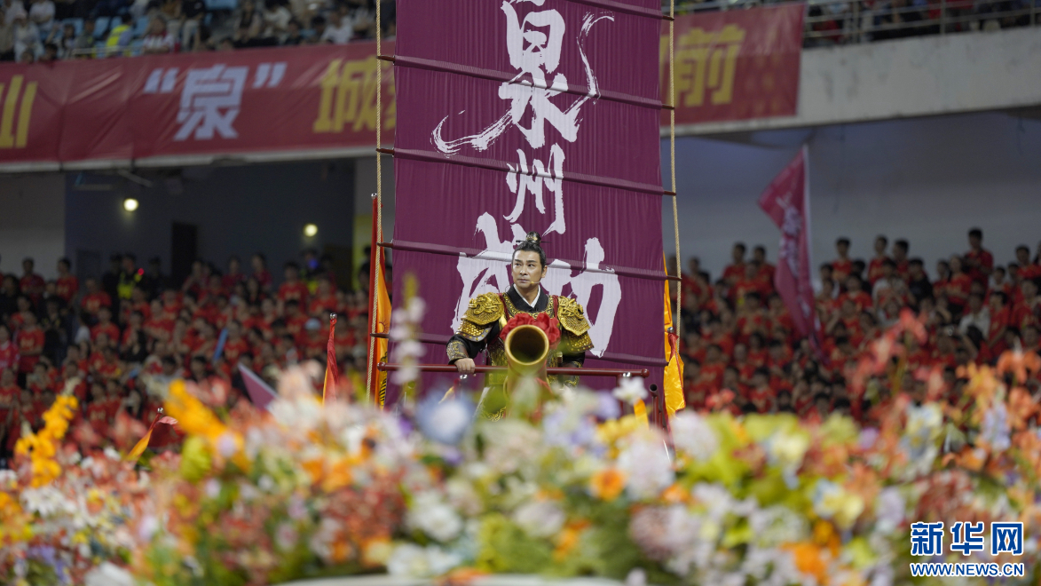开赛前，民族英雄郑成功扮演者、功夫演员赵文卓受邀赴现场，以“成功”之名助威比赛。新华网发（林楷煜 摄）
