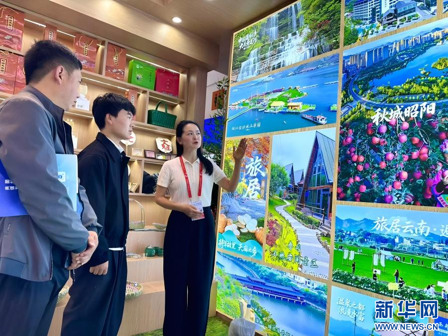 张梅向参观者介绍相关活动内容（6月13日摄）。新华网发（刘奕 摄）