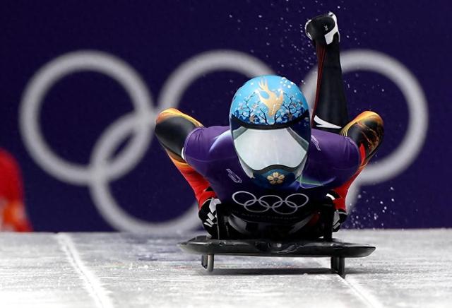 2月13日，中国选手赵丹在钢架雪车女子单人赛第一轮比赛中出发。新华社记者 丁旭 摄