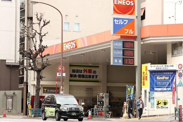 这是3月19日在日本东京拍摄的一处加油站。新华社记者岳晨星摄