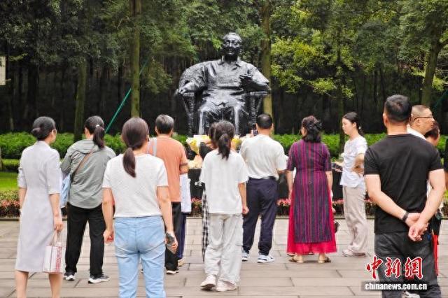 10月5日，国庆假期第五天，位于四川省广安市的邓小平故里游客如织。图为游客瞻仰邓小平铜像。中新社记者 张浪 摄