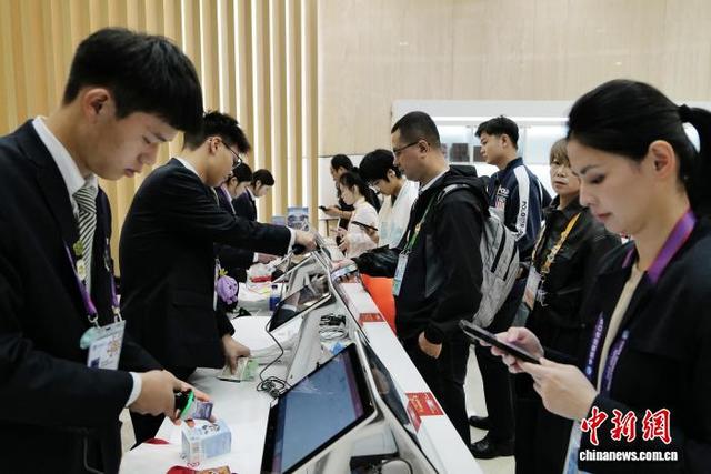 11月9日，观众在文创馆依次排队结算、付款。中新社记者 殷立勤 摄