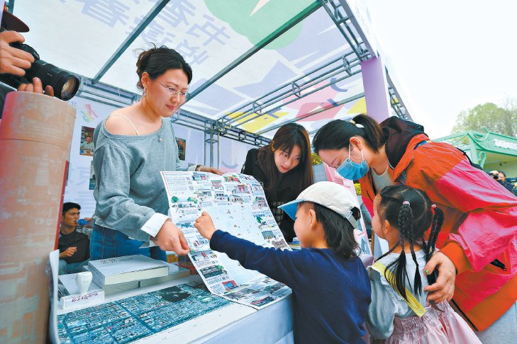 　　昨天，2026北京书市盛大开幕。在朝阳公园主展场，知事读书月展位吸引不少读者驻足选购。 实习记者 常一鸣摄