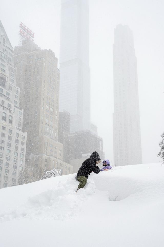 2月23日，美国纽约，暴风雪午后逐渐减弱，中央公园变成广阔的冬日乐园。视觉中国 图