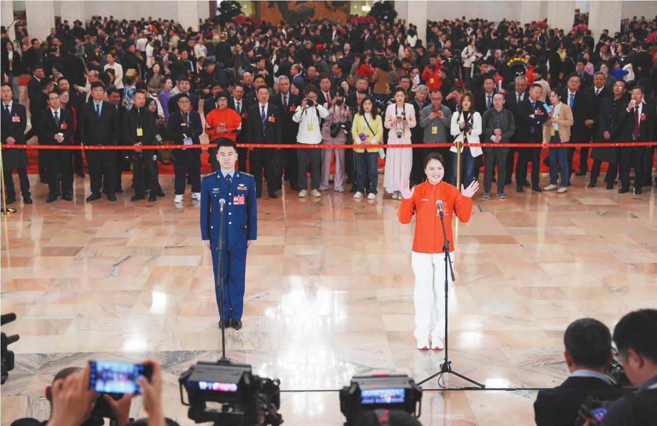 3月5日，第十四届全国人民代表大会第四次会议首场“代表通道”集中采访活动在北京人民大会堂举行。 新华社发