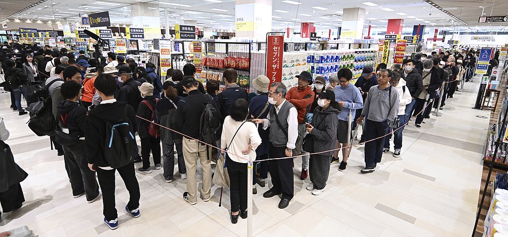 米价上涨，日本民众一度排队买储备大米。图源：视觉中国