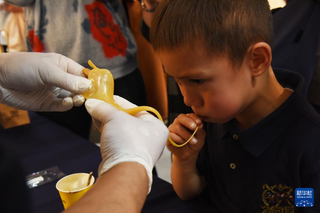11月26日，在荷兰海牙中国文化中心，一名小朋友体验吹糖人。新华社记者 邵海军 摄