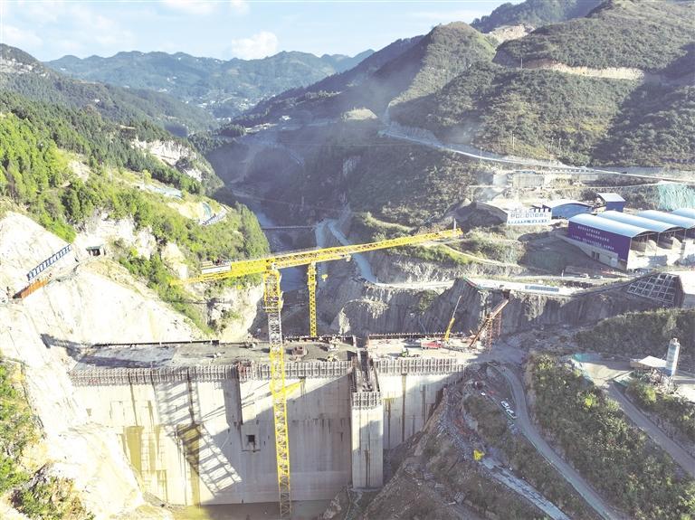 遵义观音水库工程大坝施工现场。 石磊 摄