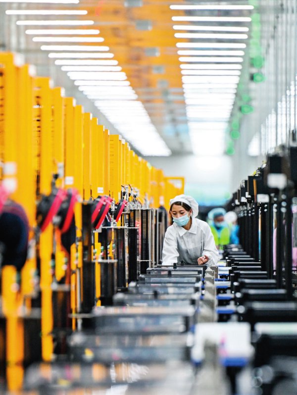 在内蒙古包头市青山区一家新能源材料生产企业，工人在车间内工作（2023年2月15日摄） 连振摄 / 本刊 