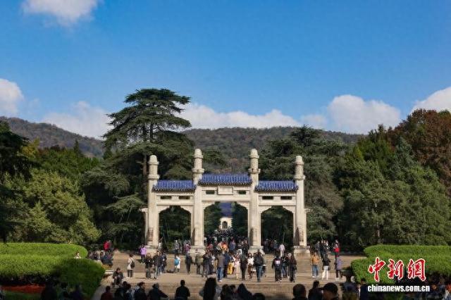 11月12日，民众走进南京中山陵参观。当日是孙中山先生诞辰159周年纪念日。中新社记者 泱波 摄