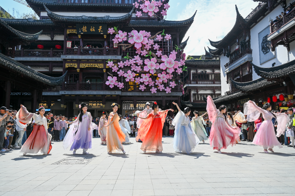 4月18日，上海豫园商城，十二花神东方浪漫群舞，吸引众多市民游客观看。澎湃新闻记者 朱伟辉 图