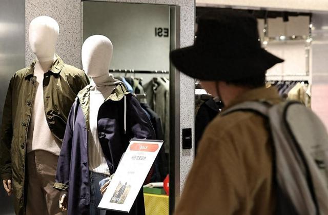 一名顾客正在乐天百货商场购物（资料图）。图源：韩媒