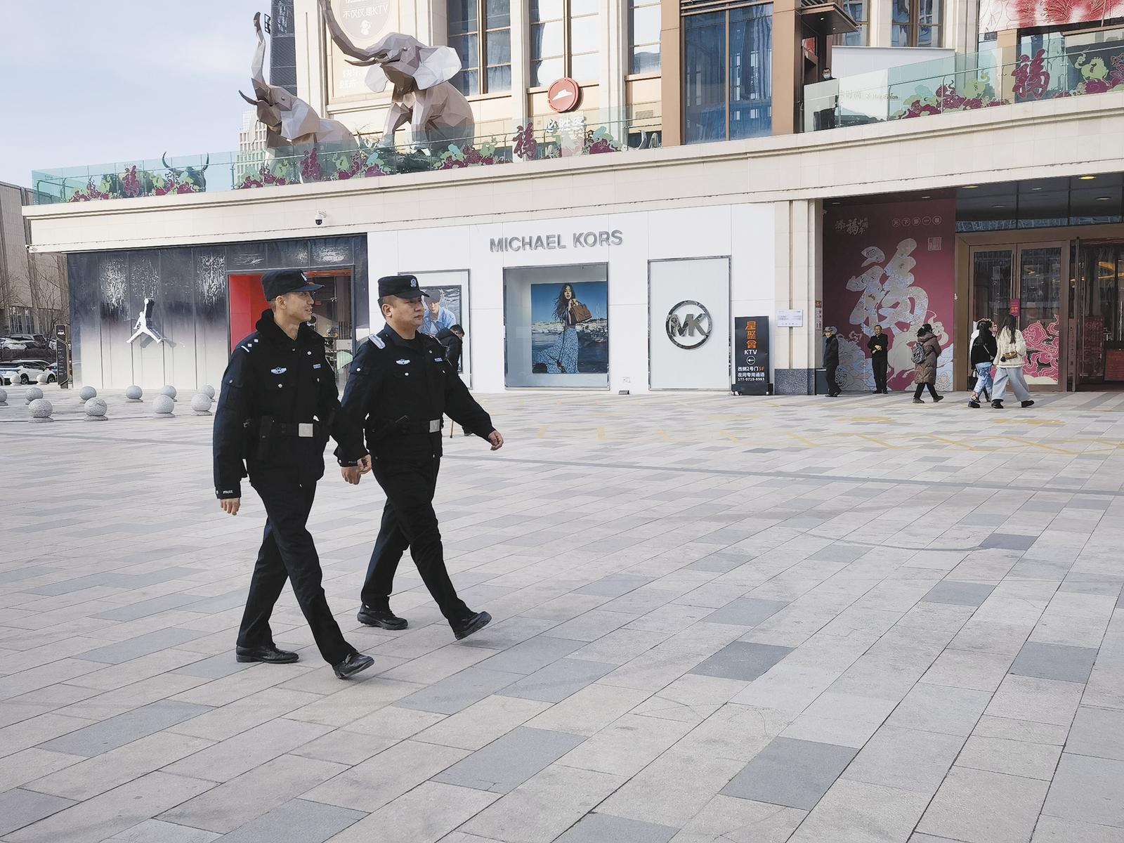 文博路派出所民辅警在街面巡逻。本报记者 张晓英 摄