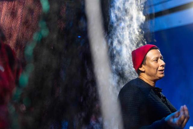 卡罗莱娜与学生们共创。赖鑫琳 摄