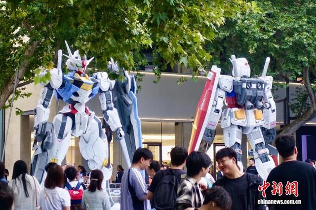 9月21日，高达模型吸引游客驻足。中新社记者 钱晨菲 摄