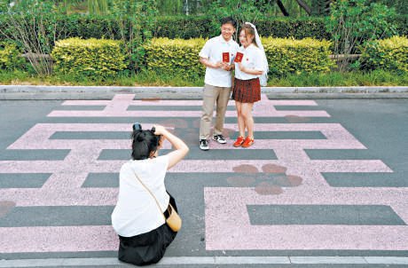 　　东城区婚姻登记事务中心在玉蜓公园为新人们送上祝福。 本报记者 安旭东 摄