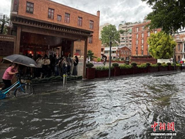 此轮强降雨期间，暴雨致广州部分街道水浸。方伟彬 摄