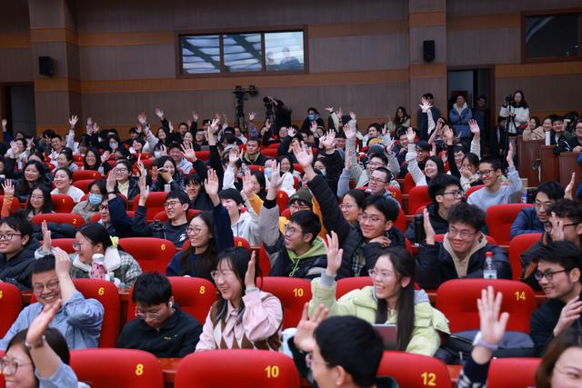 学生们踊跃交流。中国科学院大学供图