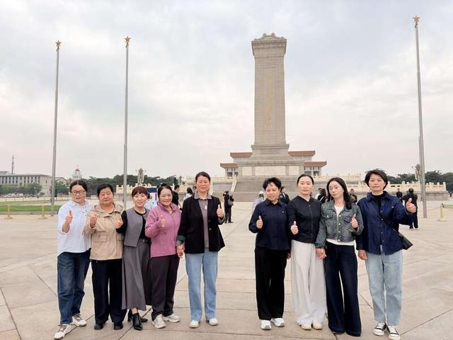 9位英雄家属在人民英雄纪念碑前合影。刘佳骥/摄