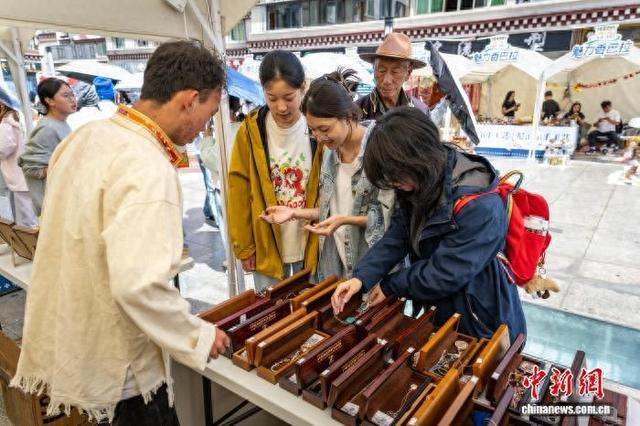 9月20日，四川甘孜乡城，“魅力香巴拉”非遗市集现场。韩金雨 摄