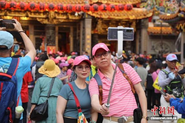 4月17日晚，台湾台中大甲妈祖绕境活动在镇澜宫启动。图为妈祖起驾前，民众在镇澜宫前合影。 中新社记者 陈建新 摄